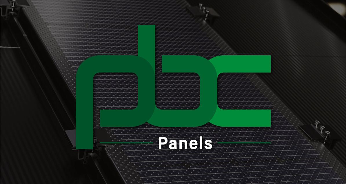 logotyp PBC Panels oraz poglądowe zdjęcie czarnych paneli fotowoltaicznych