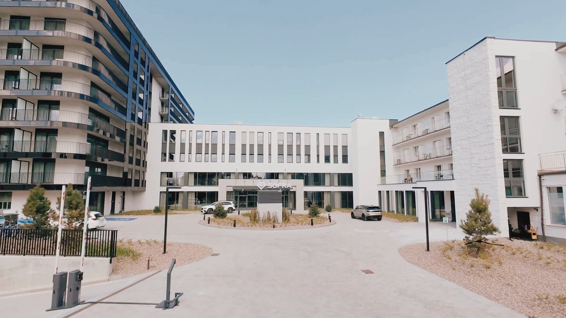 Front view of the Sofra Hotel in Mielno.